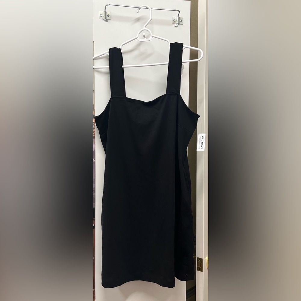 This is a perfect black dress for summer and fall!